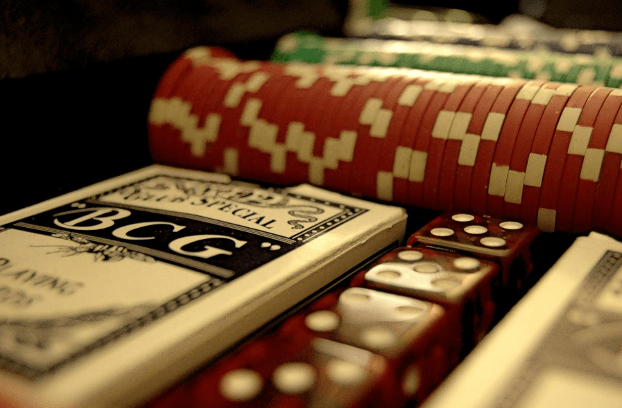 Poker and online casinos: Players' favorite combination