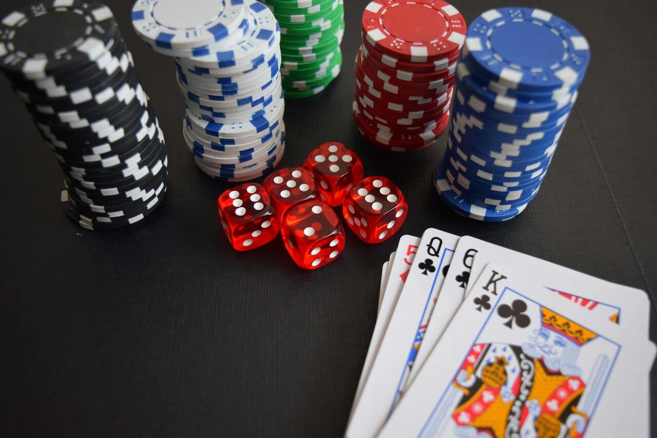 Cómo dominar las reglas del blackjack online: guía completa para principiantes