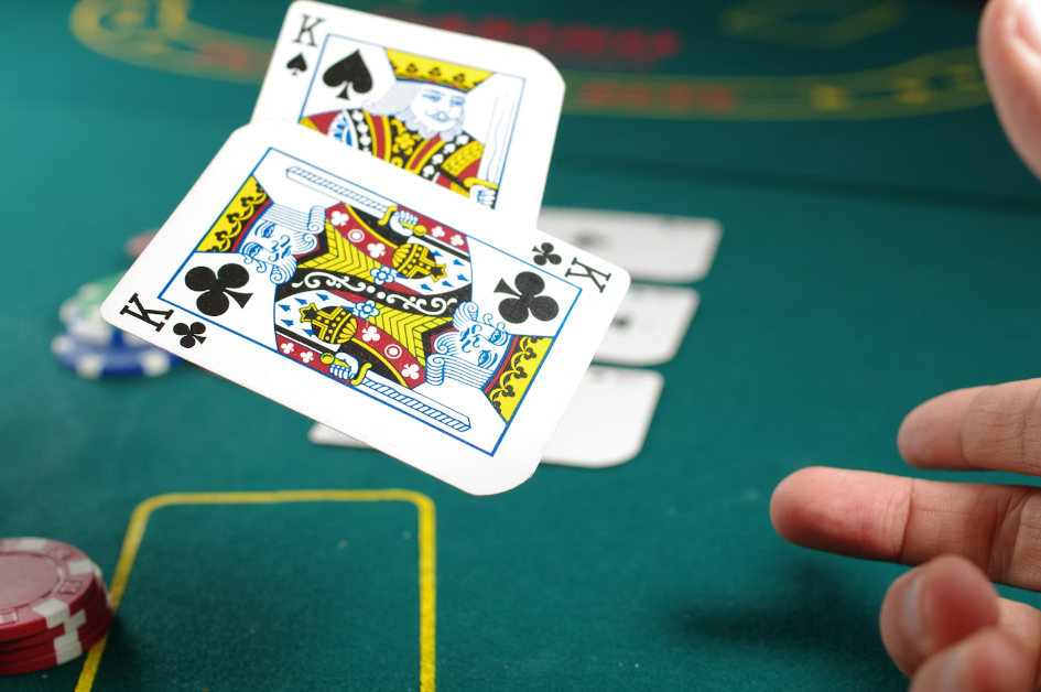 Video Poker vs. Regular Poker: Exploring 8 Key Differences